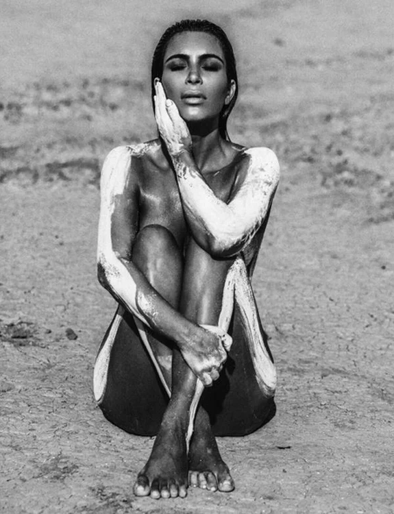 Kim Kardashian și-a etalat formele voluptoase într-o ședință foto provocatoare