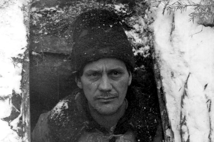 Partizanul Vasile Motrescu în ușa bordeiului în care se ascundea FOTO Arhiva CNSAS