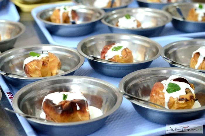 Meniul conceput de chef Adrian Hădeanu include un mic dejun, un prânz, desert sau o gustare