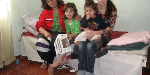 Manuela şi copiii săi au acum un acoperiş deasupra capului