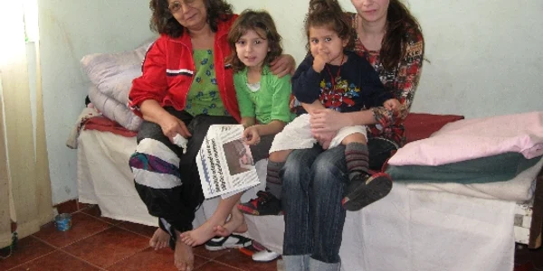 Manuela şi copiii săi au acum un acoperiş deasupra capului