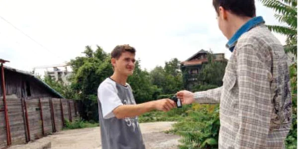 Troc cu maşini pentru terenuri şi case