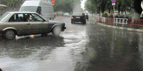 Precipitaţiile nu vor lipsi din nicio zi