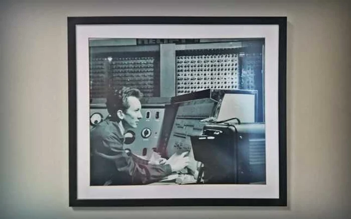 O fotografie din vremea MECIPT, unde computerele erau cât o cameră.