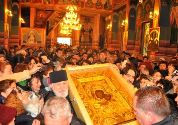 Credincioşii s-au înghesuit să atingă obiectul adulat