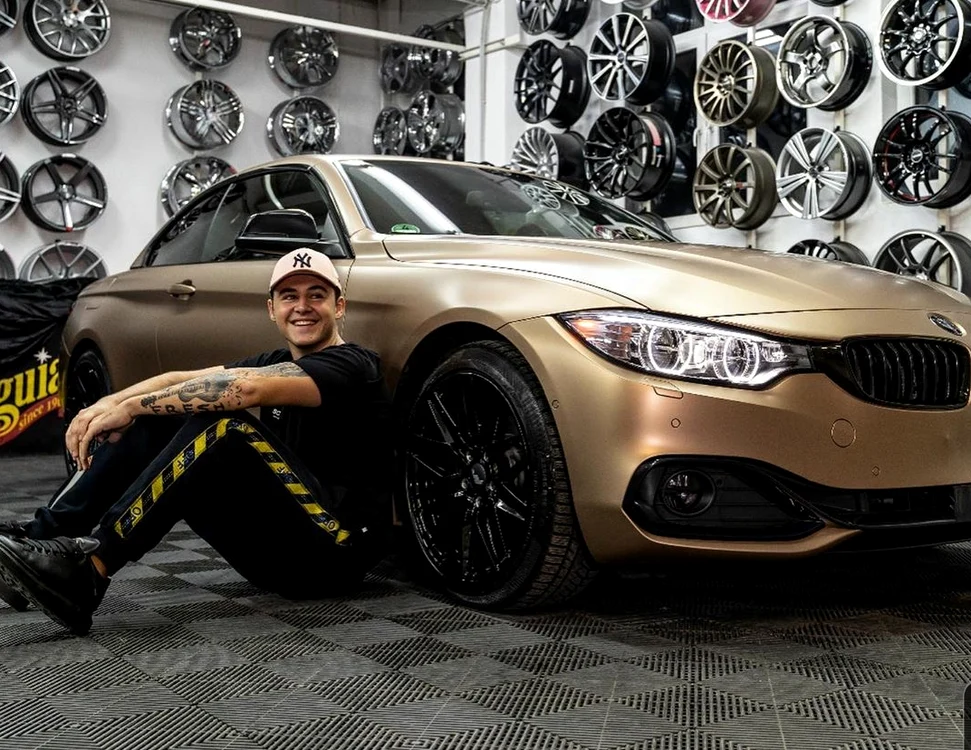 
    Mario Fresh este tare mândru de BMW-ul lui tunatfoto: Instagram  