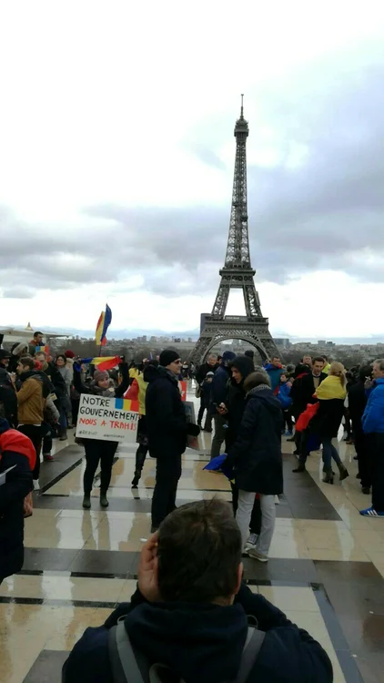 Românii din Paris s-au strâns la Turnul Eiffel