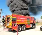 Incendiu puternic la o hală de deșeuri și mase plastice din Băicoi jpg
