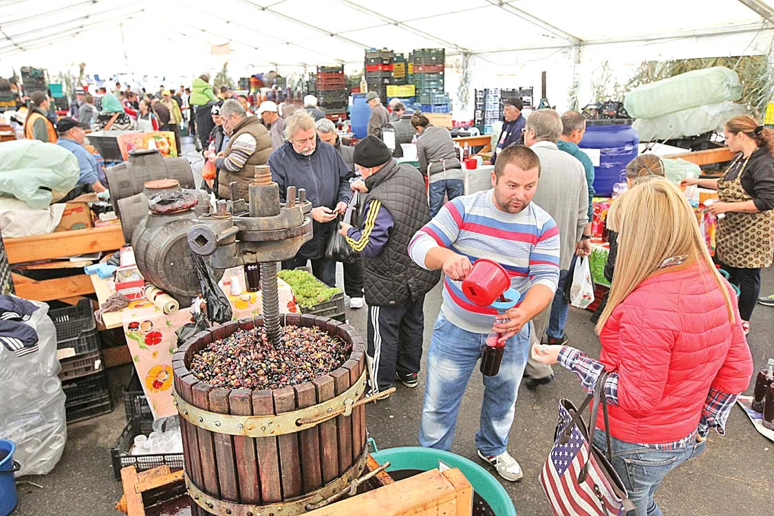 Mii de oameni au venit ieri  în Piaţa Obor, din Capitală, să  cumpere legume şi să bea must