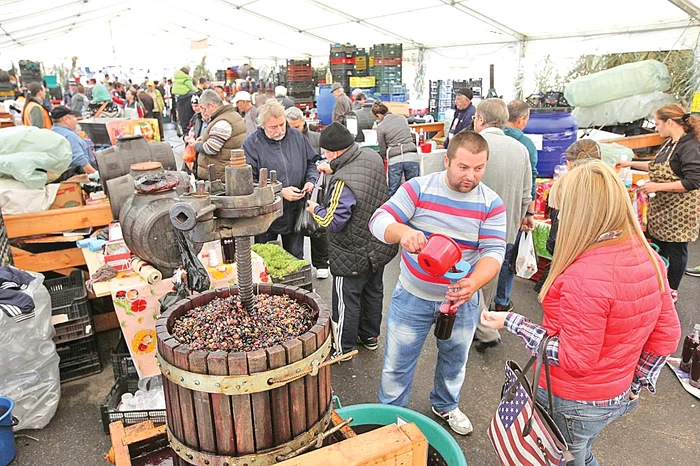 Mii de oameni au venit ieri în Piaţa Obor, din Capitală, să cumpere legume şi să bea must