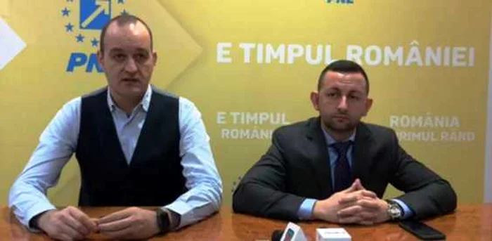 Deputatul Dan Vâlceanu (stânga) l-a prezentat pe proaspătul liberal, primarul oraşului Rovinari, Robert Filip