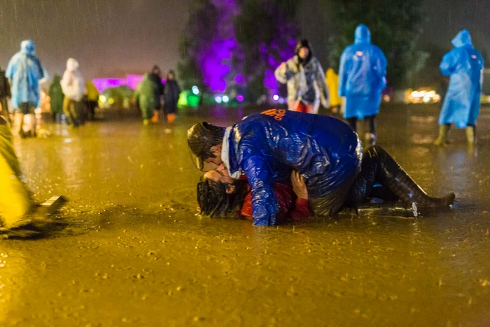 
    Dragoste în vremea potopuluiFoto: Electric Castle  