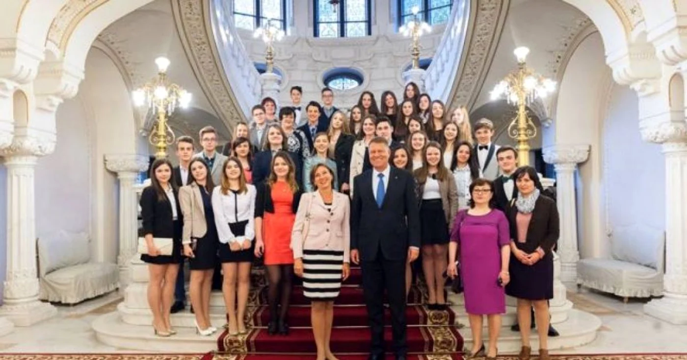 Klaus Iohannis i-a primi, în urmă cu o lună, la Palatul Cotroceni, pe elevii soţiei sale FOTO Facebook