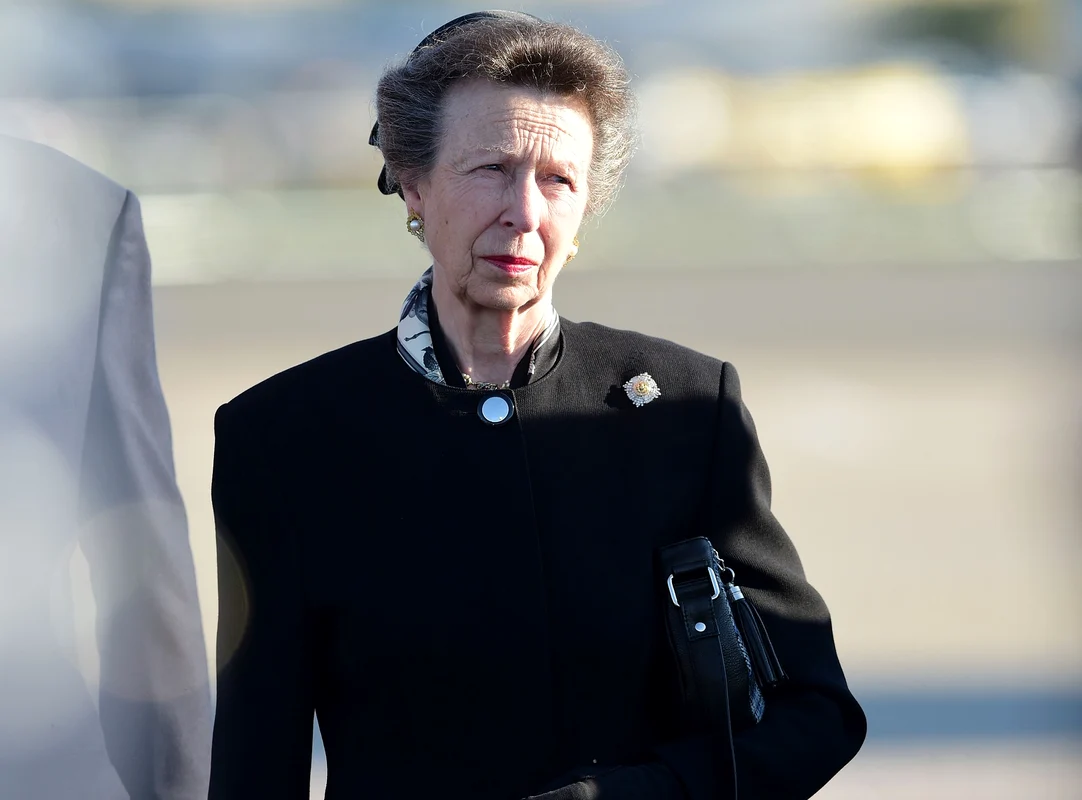 Prințesa Anne, nedezlipită de sicriul mamei sale (3) jpg