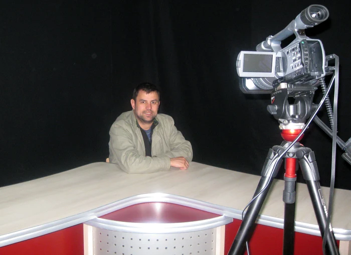 De la acest pupitru, studenţii de la jurnalism se vor obişnui cu viaţa de televiziune! Foto: Bogdan Nistor