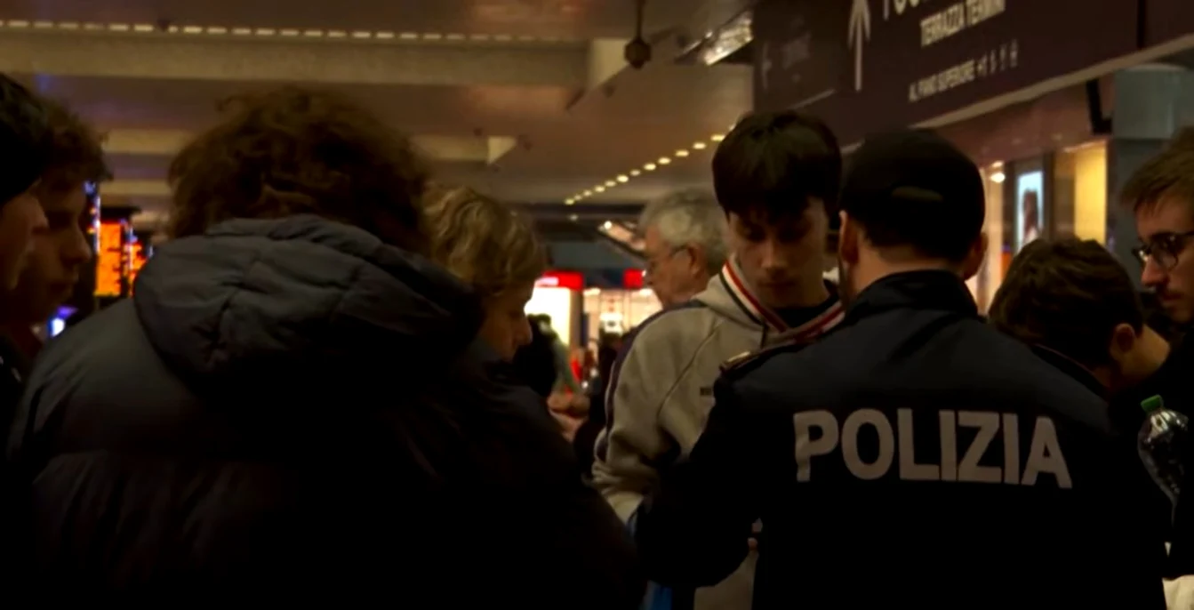 Mai multe persoane au fost verificate de polițiști FOTO: captura youtube