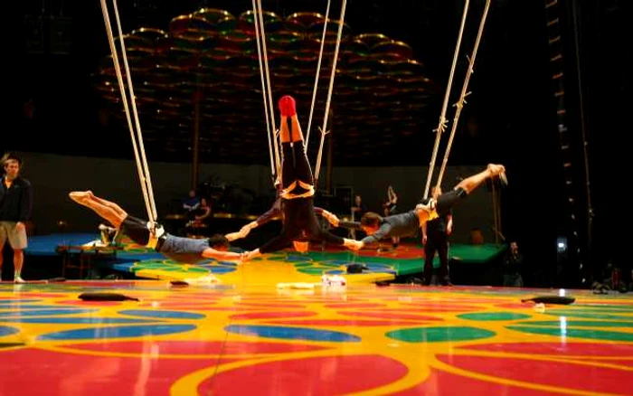 Acrobaţii de la „Cirque du Soleil“ au repetat timp de patru ore înaintea spectacolului de astăzi