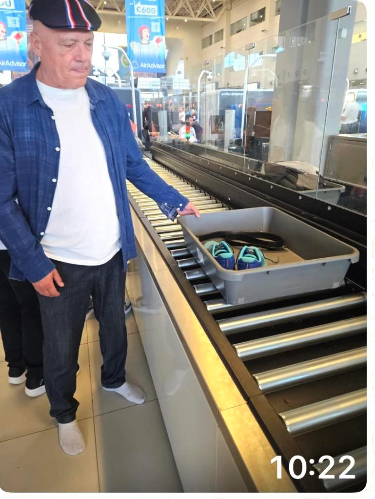 Un fost mare fotbalist se declară umilit după ce a fost pus să se descalțe la aeroport. „Nici mirosul picioarelor nu mai contează”