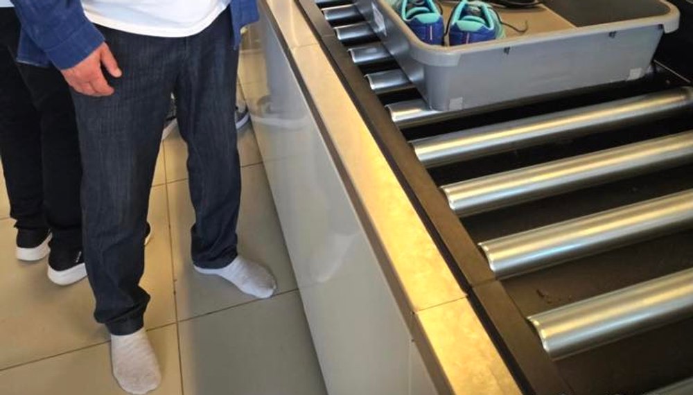 Un fost mare fotbalist se declară umilit după ce a fost pus să se descalțe la aeroport. „Nici mirosul picioarelor nu mai contează”