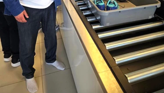Marcel Pușcaș, descălțat în Aeroportul Otopeni FOTO: Facebook/Marcel Pușcaș