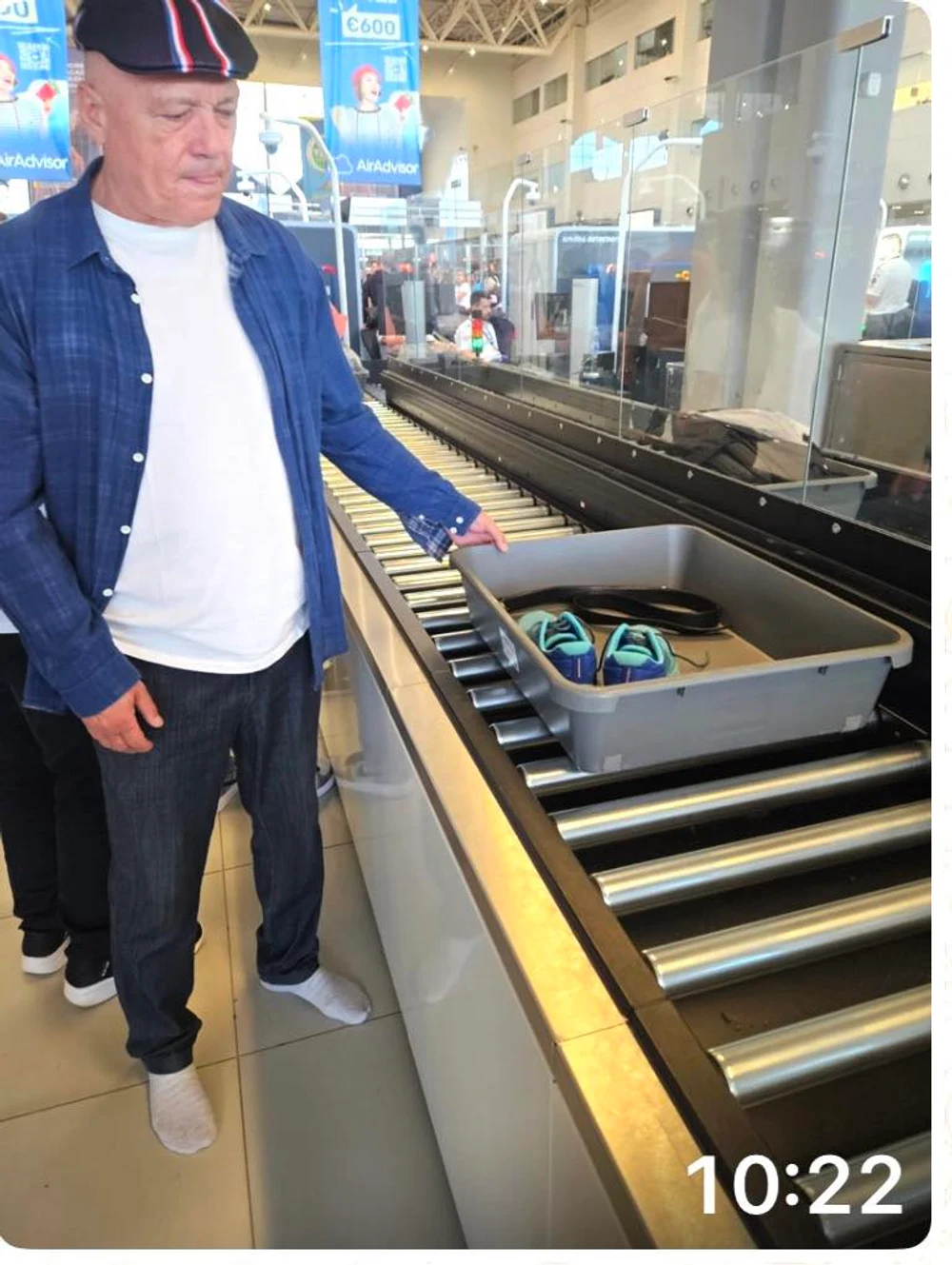 Un fost mare fotbalist se declară umilit după ce a fost pus să se descalțe la aeroport. „Nici mirosul picioarelor nu mai contează”