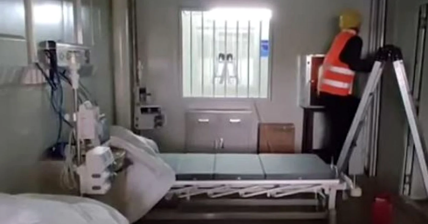 Un muncitor efectuând ultimele lucrări într-un salon de pacienţi Captură YouTube