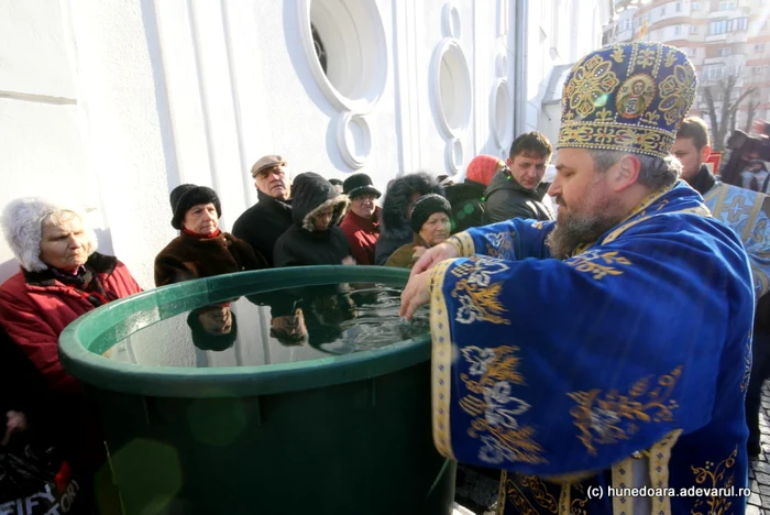 Episcopul Gurie a oficiat slujba de Bobotează la Catedrala Ortodoxă din Deva. FOTO: Daniel Guţă.