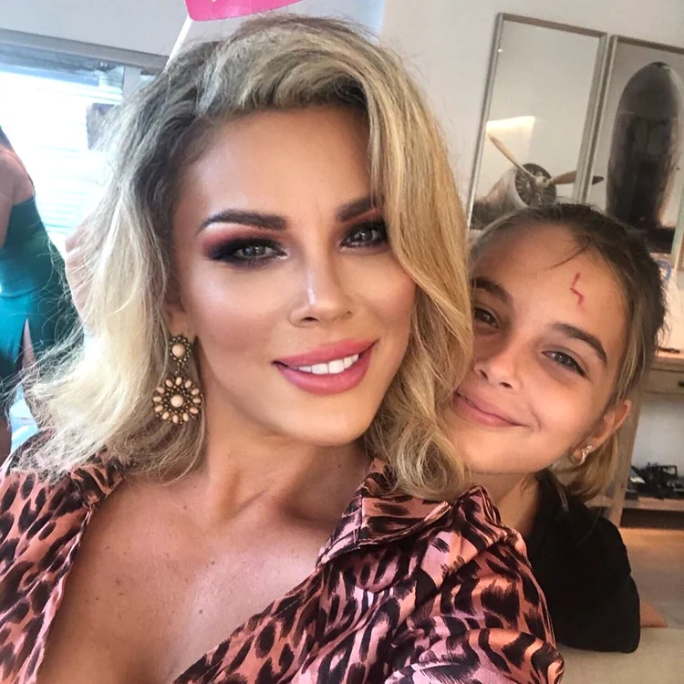 Karina este fiica Alinei și a lui Jorge