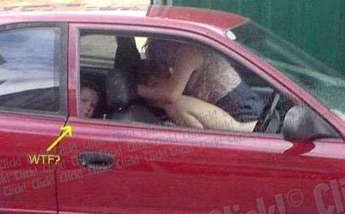 
    Sex în maşină, cu un minor de faţă.  