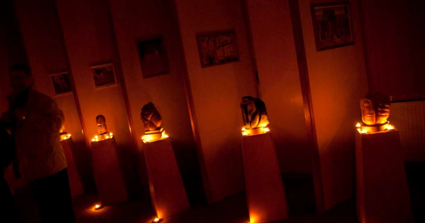 Roşiorenii au fost invitaţi la o expoziţie de sculptură şi pictură la lumina lumânării foto: Gabriel Argeşeanu