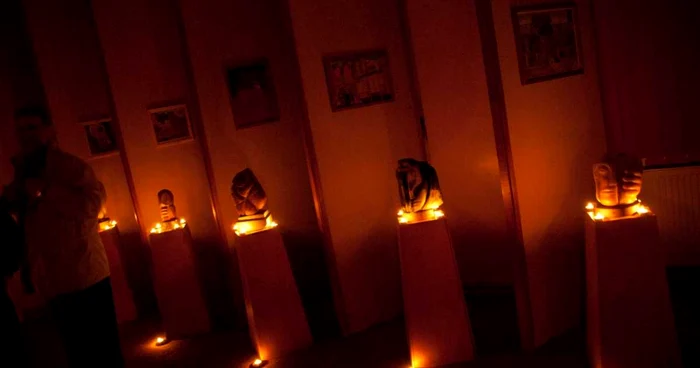 Roşiorenii au fost invitaţi la o expoziţie de sculptură şi pictură la lumina lumânării foto: Gabriel Argeşeanu