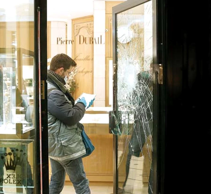 
    Magazinul spart  se află în centrul  capitalei Franţei  