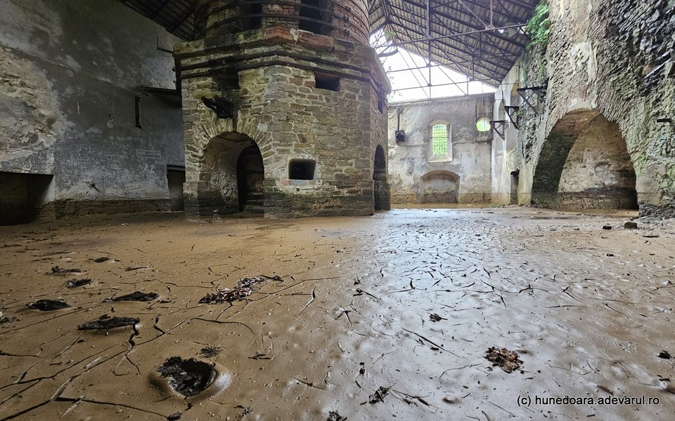 Cel mai faimos furnal din România a fost devastat de inundații. Tone de mâl au ajuns în monument VIDEO
