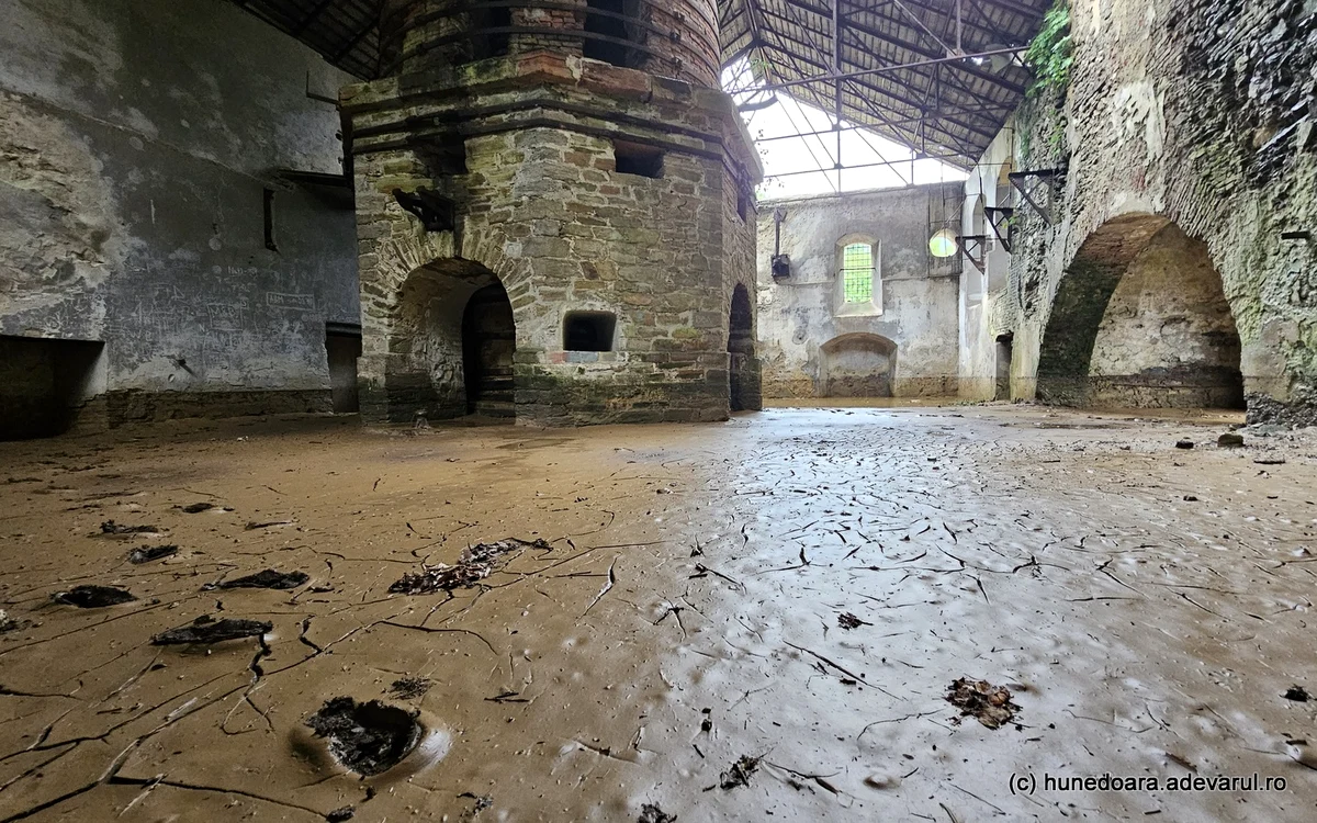 Furnalul din Govâjdia s-a umplut cu mâl. Foto Daniel Guță