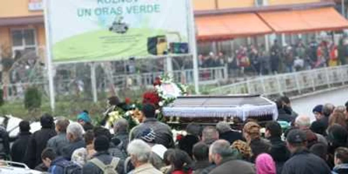 Cortegiul funerar care l-a condus pe ultimul drum pe Gheorghe Mararu a fost format din sute de persoane 