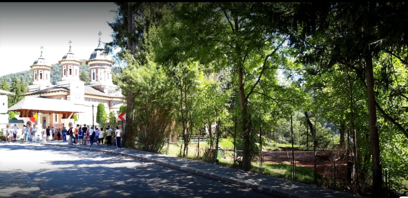 Terenul de tenis care va fi desfiinţat se află în imediata apropiere a mănăstirii din Sinaia FOTO google maps