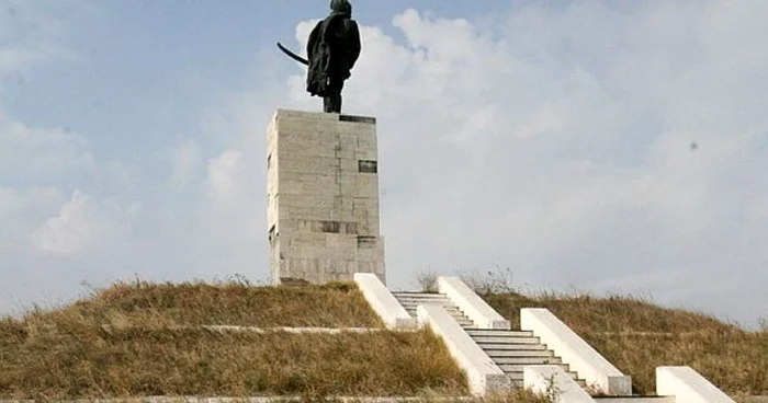 Monumentul este situat pe dealul Roşcanilor FOTO: CJ Galați