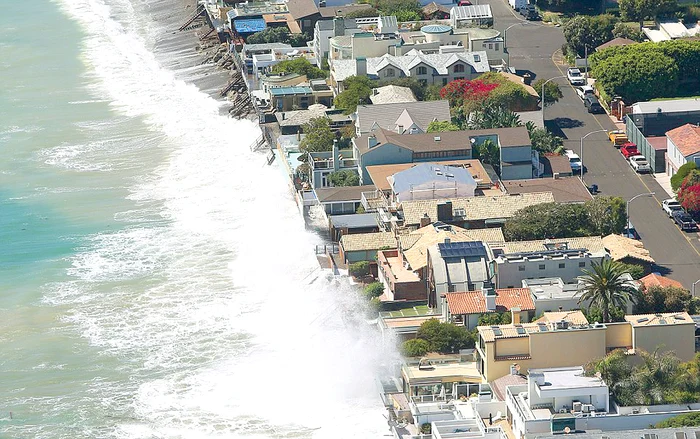 Valurile au invadat plajele şi ameninţă să dea năvală în vilele de lux