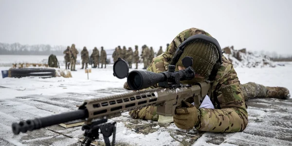 Un lunetist se antrenează pe frontul din Ucraina FOTO Profimedia 