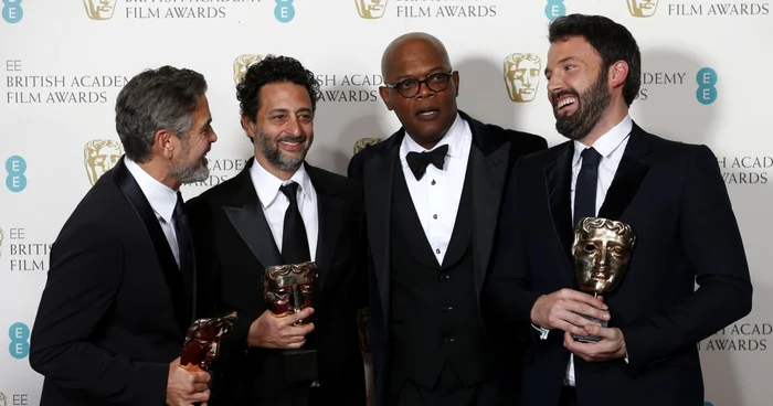 Ben Affleck (Cel mai bun regizor), George Clooney, Grant Heslvov şi prezentatorul Samuel Jackson sărbătoresc victoria la finalul evenimentului. FOTO Reuters