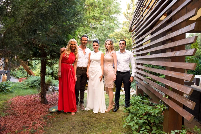 Brigitte Sfăt s-a fotografiat cu surorile ei, Gabriela (dreapta) şi Cristina (stânga) la cununia civilă