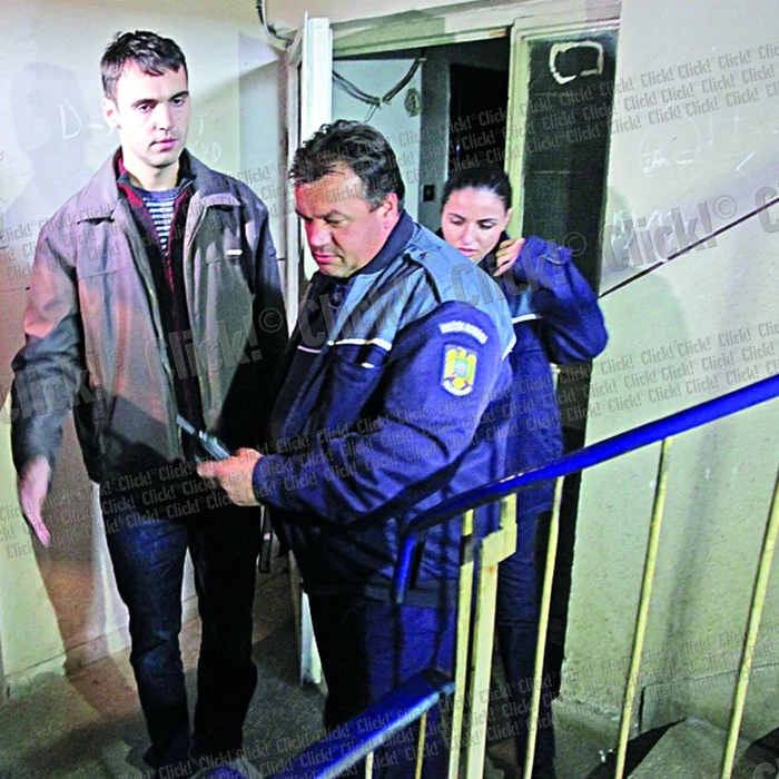 
    Anchetatorii au cercetat  ore în şir garsoniera  groazei pentru a găsi  indicii care să-i ducă  la identificarea criminalului  