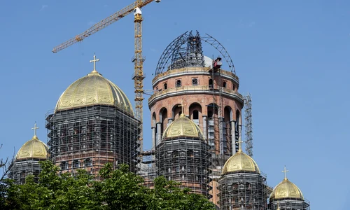 Pe acoperișul Catedralei Neamului continuă montarea învelitorilor de cupru la clopotniță și turlele secundare și ridicarea turlei cele mari jpeg