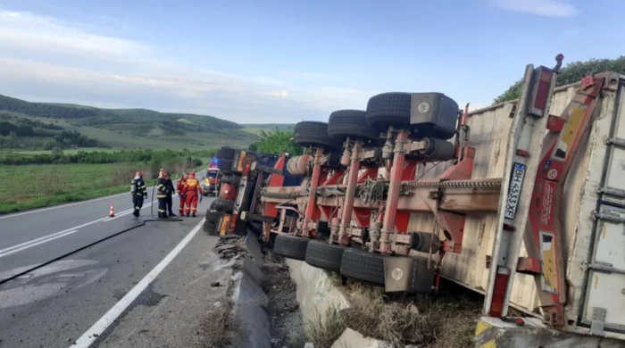 TIR-ul s-a răsturnat în dreptul localităţii Creţeşti FOTO ISU Vaslui