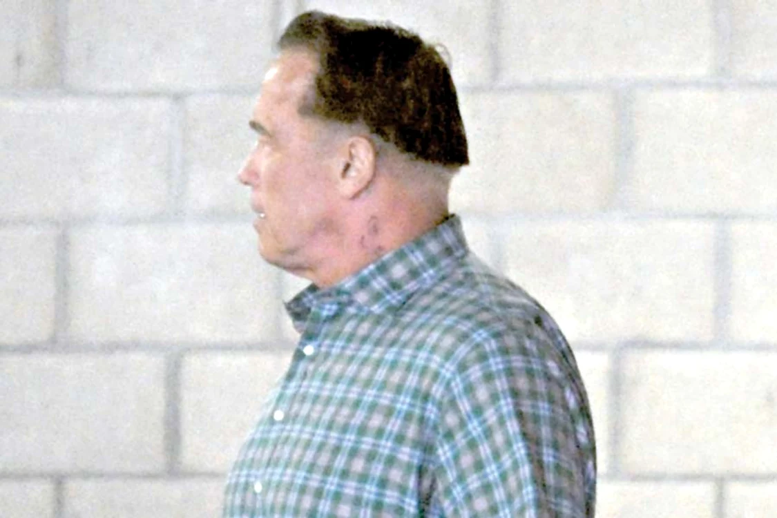 
    Arnold îşi etalează  mândru, într-o parcare din L.A, părul negru,  proaspăt vopsit (Fotografii: Guliver/Splashnews)  