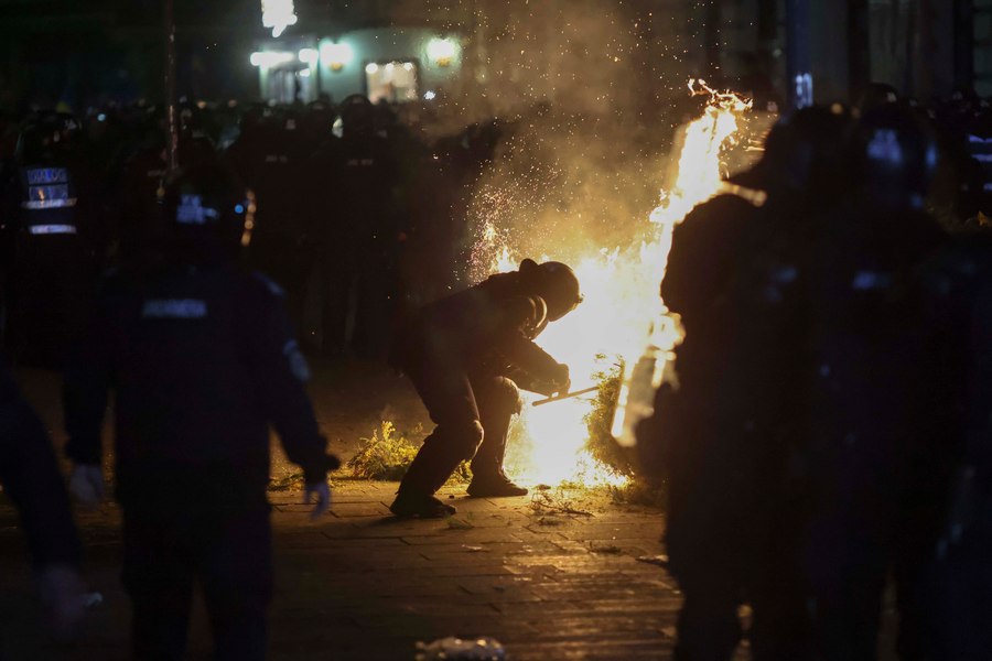 Protestele au degenerat în fața BEC: susținătorii lui Georgescu au răsturnat mașina Digi24 și au incendiat mobilier stradal