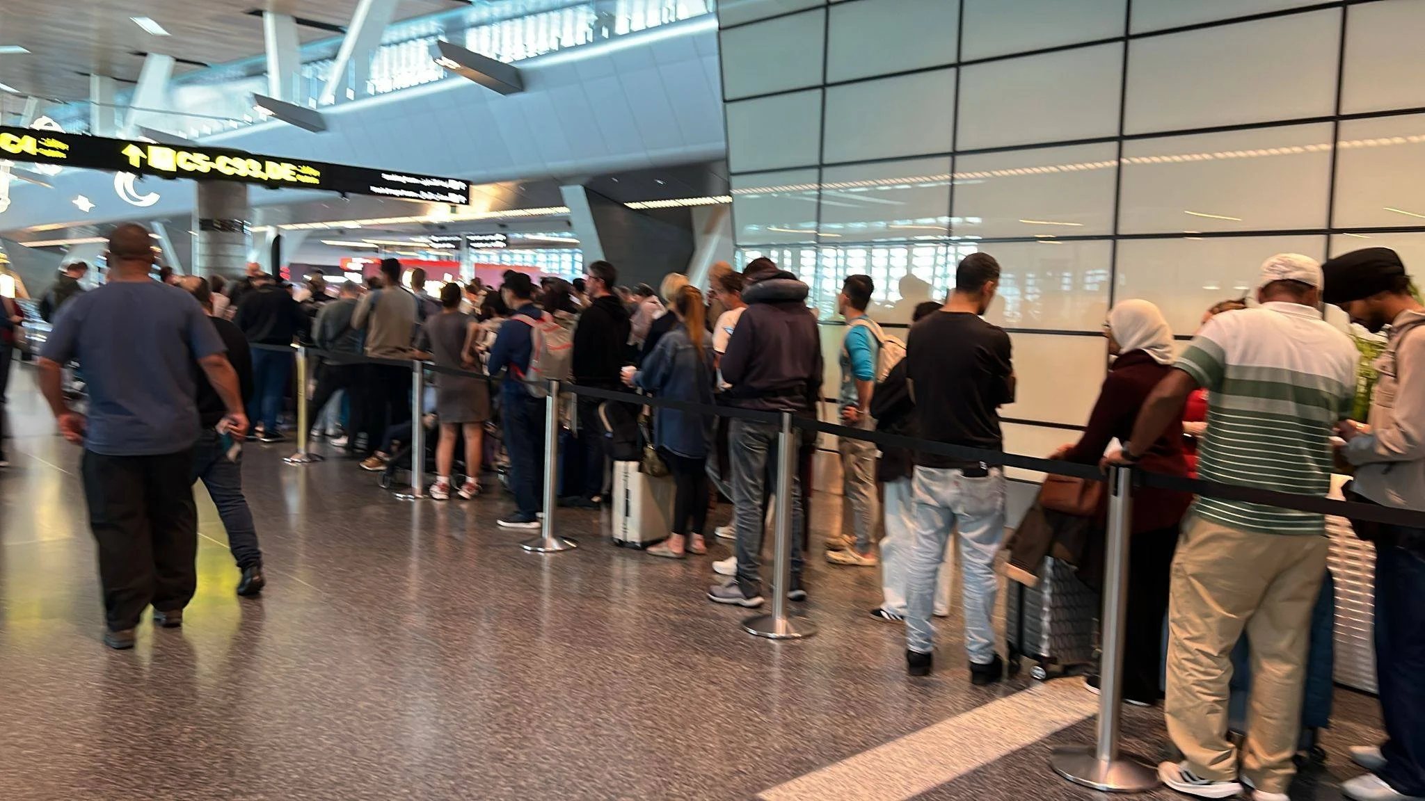 Turiști români blocați în Dubai, după închiderea spațiului aerian. „Am văzut două rachete și s-au auzit bubuituri puternice”