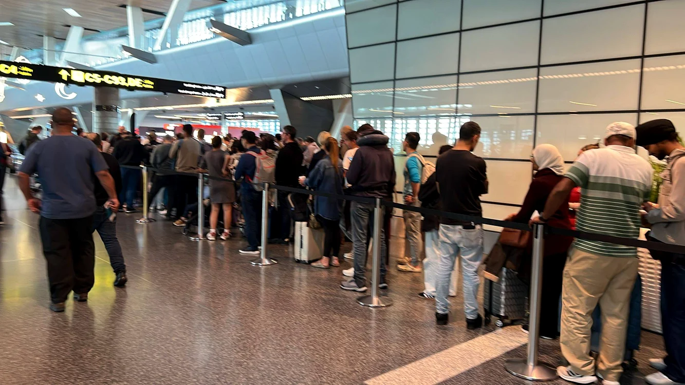 Turiști blocați în aeroport FOTO: Răzvan Pascu/FB