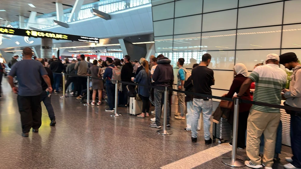 Turiști români blocați în Dubai, după închiderea spațiului aerian. „Am văzut două rachete și s-au auzit bubuituri puternice”