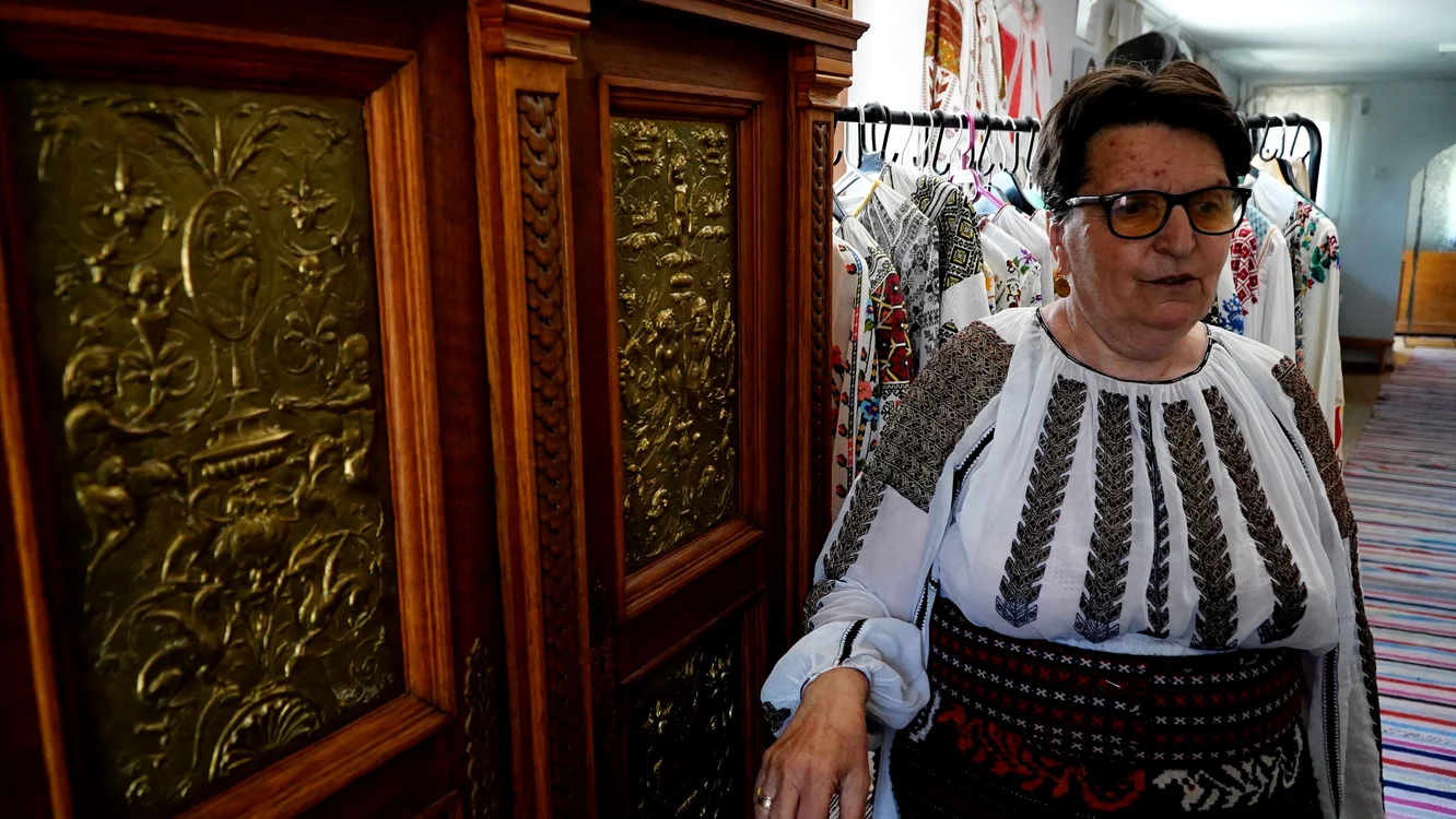 Olga Filip a salvat piesele de mobilier și le-a restaurat pentru a le expune în atelier FOTO: I. N.